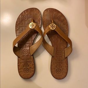 Tory Burch Thora tan/gold thong